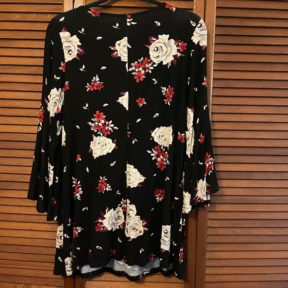 Floral Tunic top with bell sleeves - Picture 4 of 5